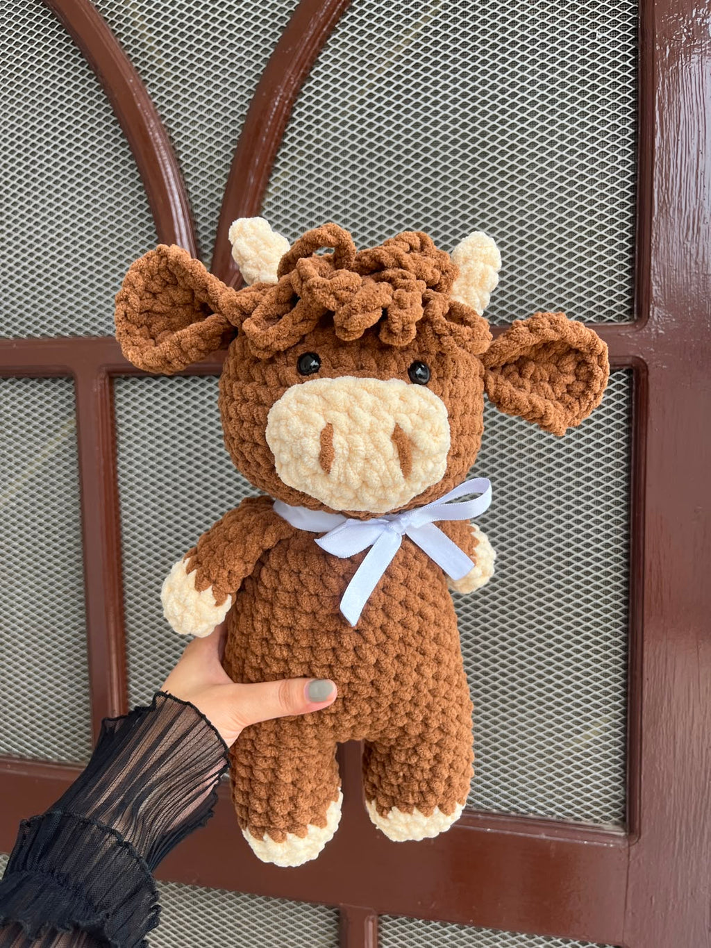 Aesthetic Brown Crochet Cow Plush – Cute Fluffy Amigurumi Highland Cow with Ribbon Bow