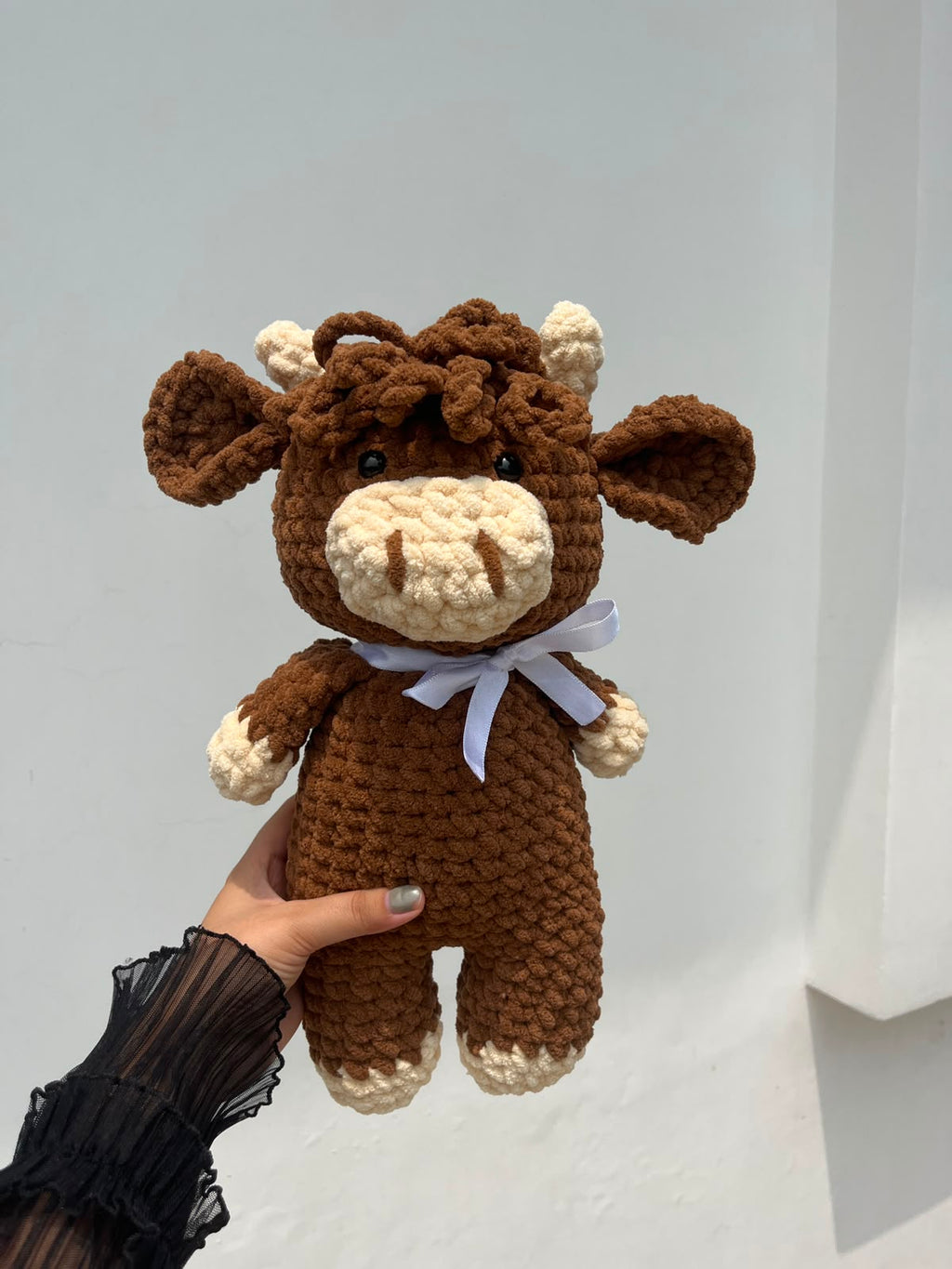 Aesthetic Brown Crochet Cow Plush – Cute Fluffy Amigurumi Highland Cow with Ribbon Bow